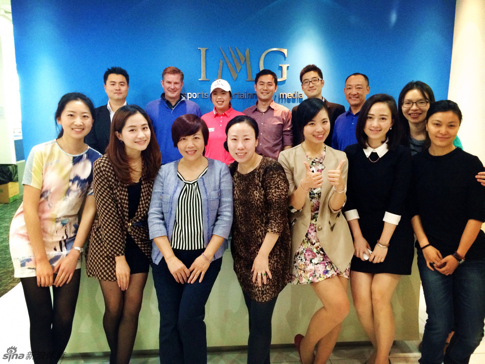 IMG高尔夫上海团队的工作场景，团队成员专注投入，背景中的标识彰显其国际体育管理领域的专业背景。