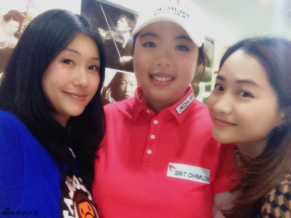 冯珊珊与IMG团队的同事们轻松交谈，氛围愉快，展现出团队内部和谐融洽的伙伴关系。