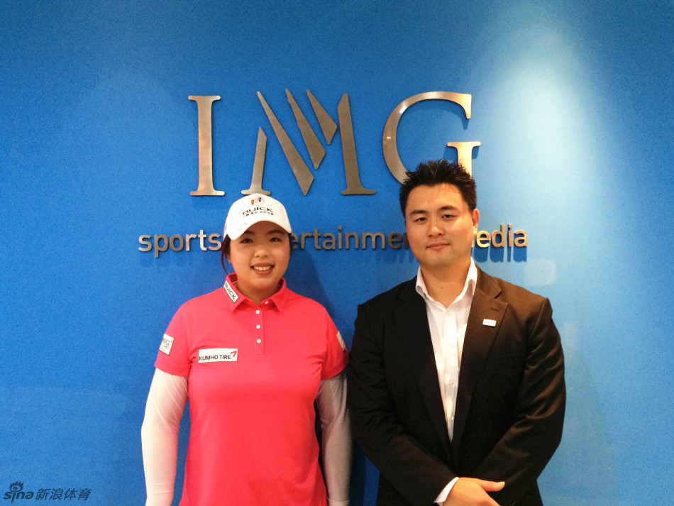 冯珊珊与经纪人魏全民先生正在认真讨论，桌上铺开着计划书，专注的神情透露出对未来的周密规划。