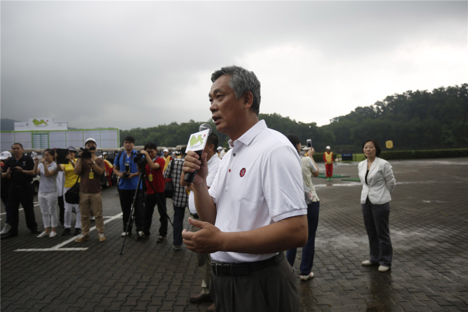 秘书长赵东平与裁判长高薇认真检视赛场，确保每个环节都符合高标准