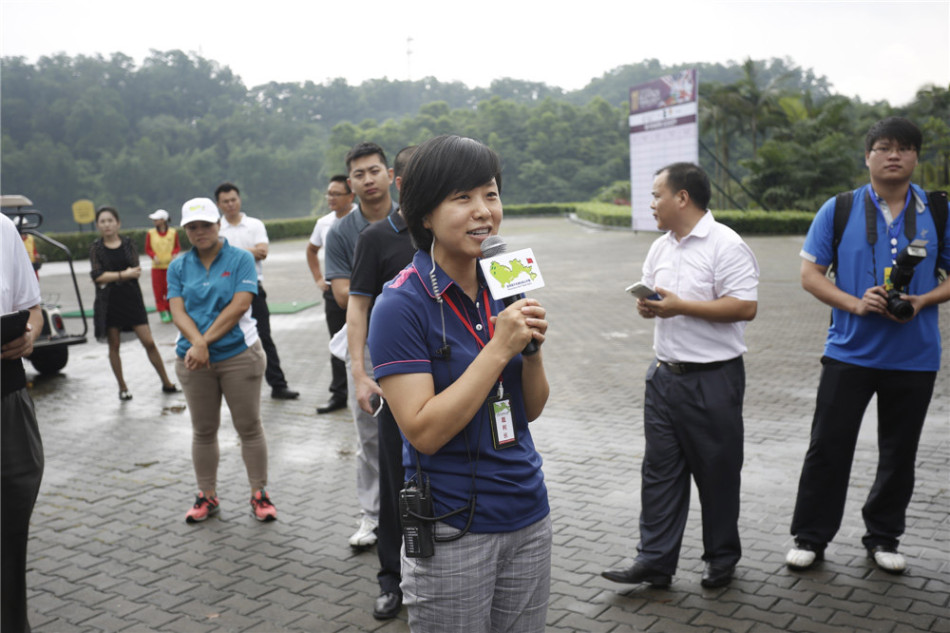 开球仪式上，彩球在空中划出绚烂轨迹，标志着一场精彩的高尔夫对决正式开始