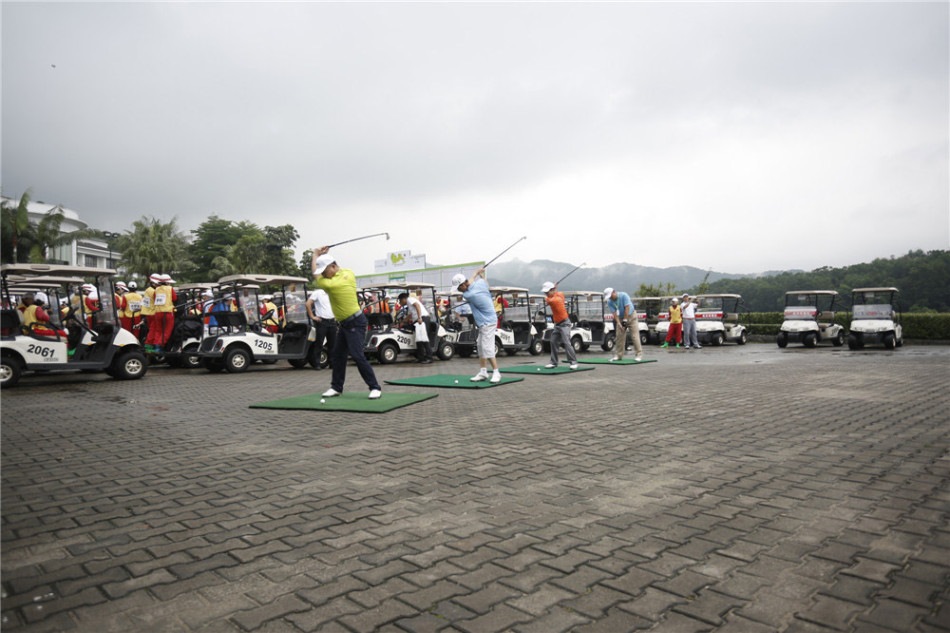 选手在果岭上屏息凝神，仔细观察球的路线，准备完成关键一击