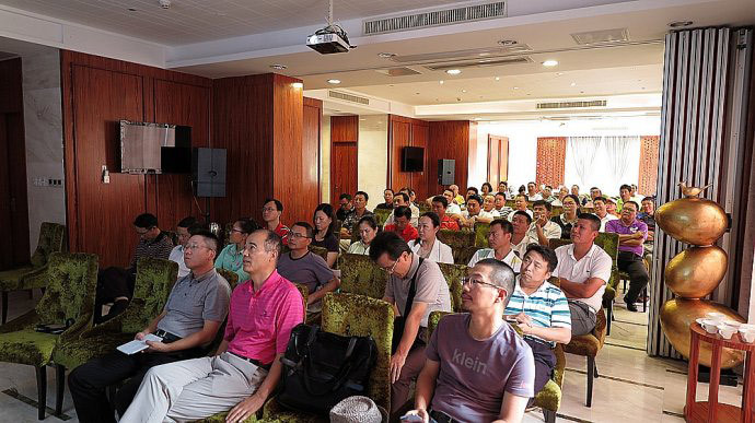 球员在沙坑中成功救球，展现精湛的技巧与稳定的心理素质