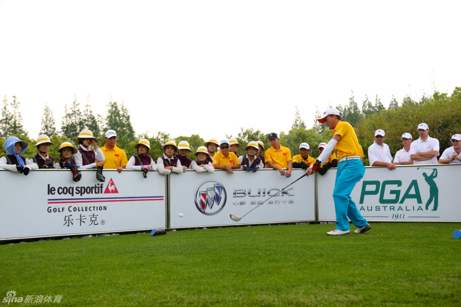 吴智强激情振臂庆祝胜利，身后是队友们同样兴奋的笑脸