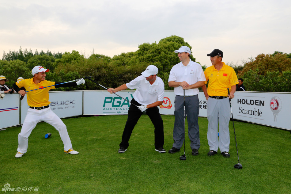 徐月芹优雅收杆身姿舒展，如舞者般定格于蓝天绿草之间