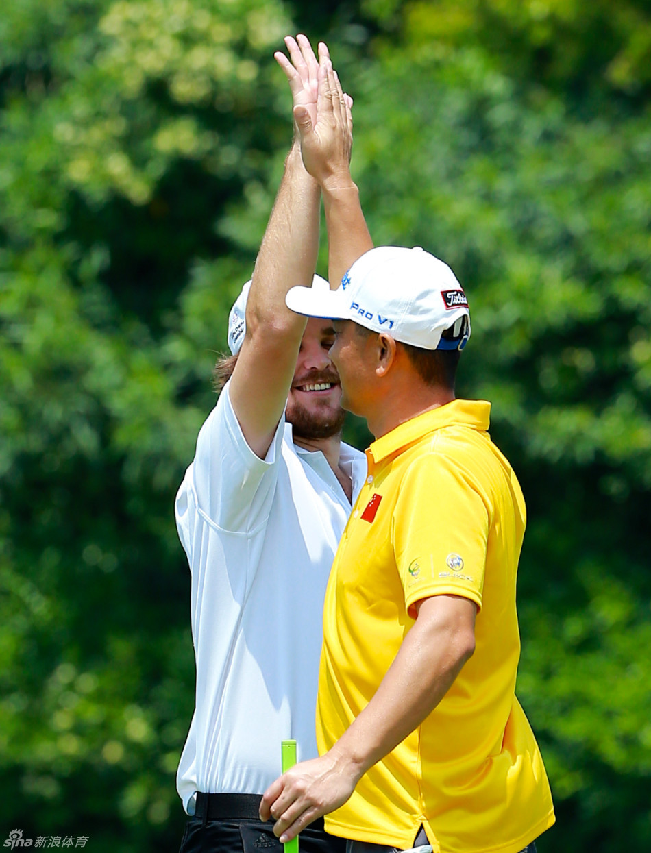 张红兵与澳洲队友击掌相庆，喜悦之情溢于言表，跨越语言的心灵相通