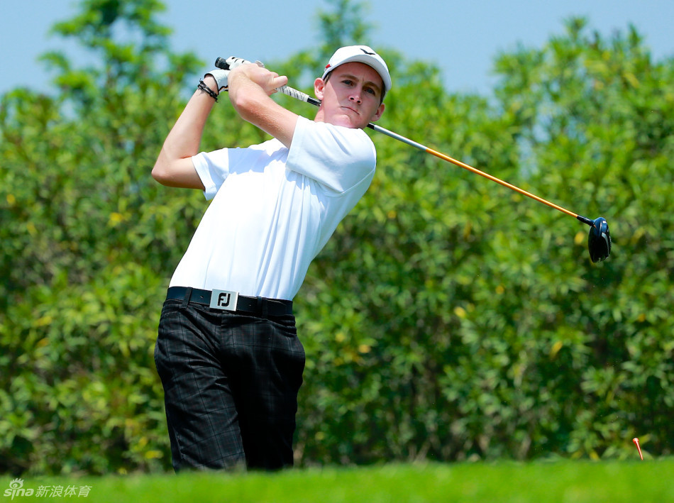 卢纯推杆入洞后握拳庆祝，专注与胜利的喜悦在脸上完美交融