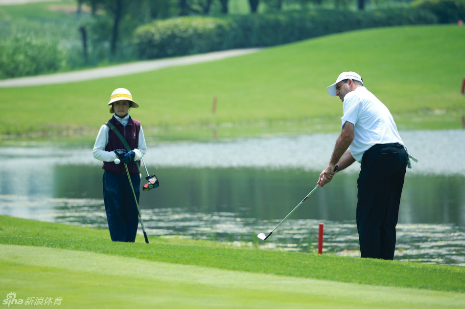 李四洋沙坑击球瞬间沙粒飞扬，展现挑战困境的专注与力量