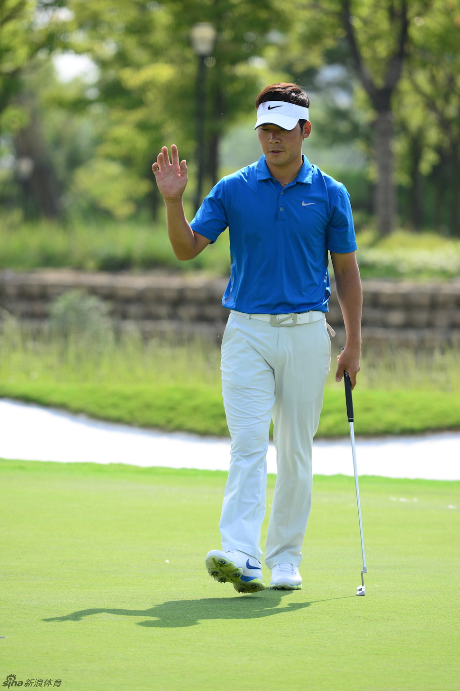 苏东在水边果岭旁凝神准备一次关键的切击救球,水面波光粼粼,倒映着他沉着的身影,整个场景充满了技术与心理的双重考验。