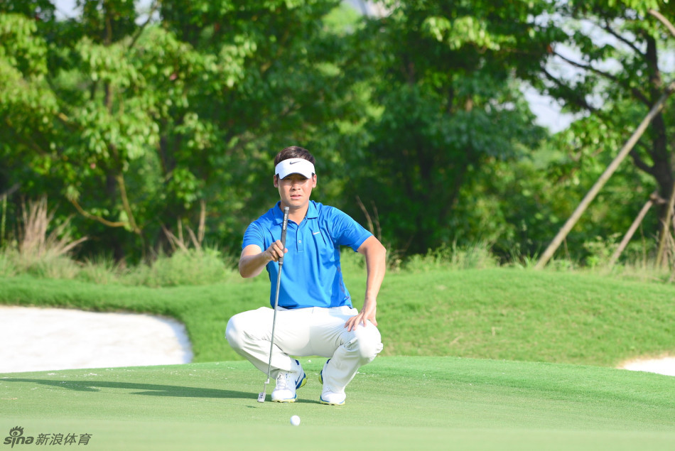 张新军在赛后面带标志性的灿烂笑容接受媒体采访,洁白的牙齿与晒成小麦色的皮肤形成鲜明对比,尽显胜利后的喜悦与放松。