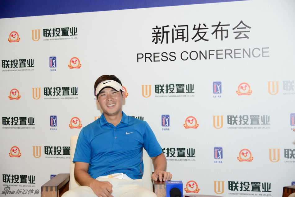 韩国选手Yi Keun Chang在完成一次漂亮击球后,面向镜头做出了一个调皮搞怪的收杆姿势,为紧张激烈的赛场增添了一抹轻松活泼的趣味。