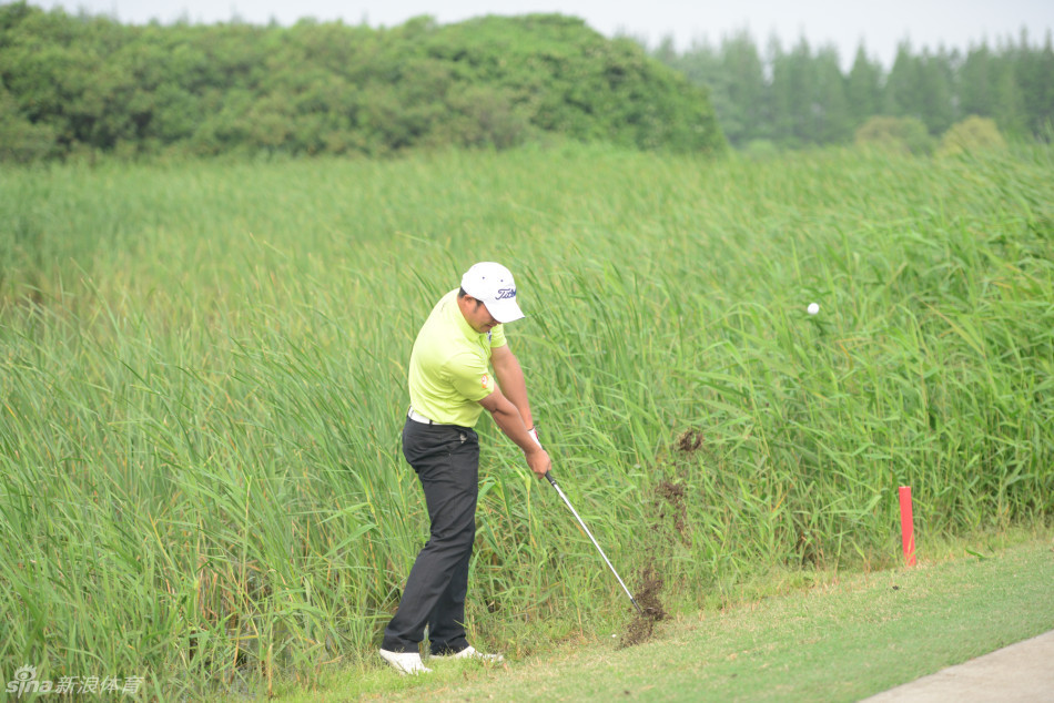 夕阳下的高尔夫球场全景,球道绿茵如毯,沙坑与水障碍点缀其间,宁静而壮美
