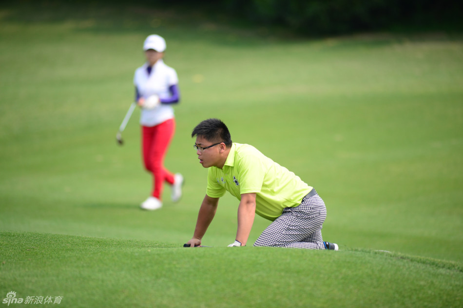 冠军手持奖杯与鲜花站在领奖台中央,笑容灿烂,背景是祝贺的横幅与观众
