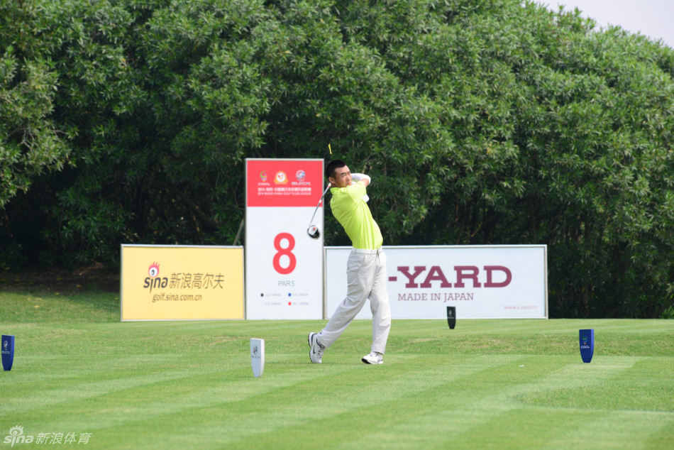 获奖选手们齐聚一堂合影留念,手持奖杯与证书,脸上洋溢着胜利的喜悦