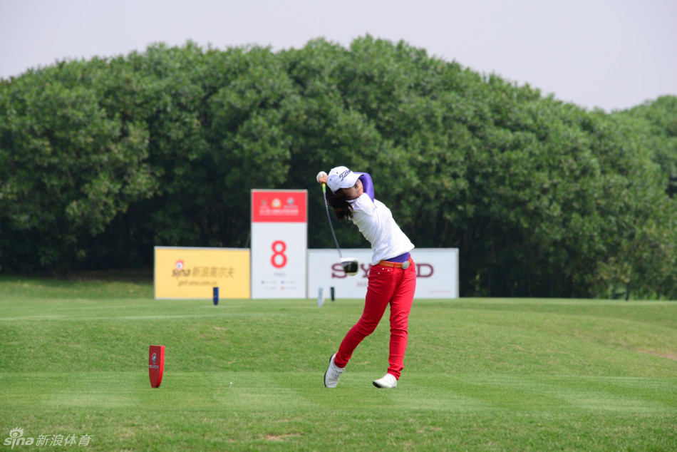 决胜时刻,选手俯身仔细观察果岭草纹走向,为关键推杆做最后准备