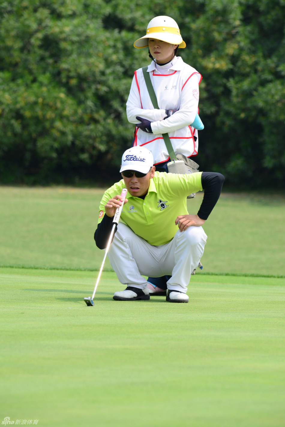 颁奖典礼现场,冠军奖杯在灯光下熠熠生辉,等待它的主人