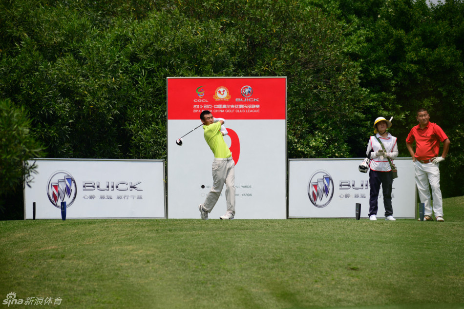 女球手凝神站立发球台,全力挥杆瞬间,白色小球如箭般飞向远方果岭