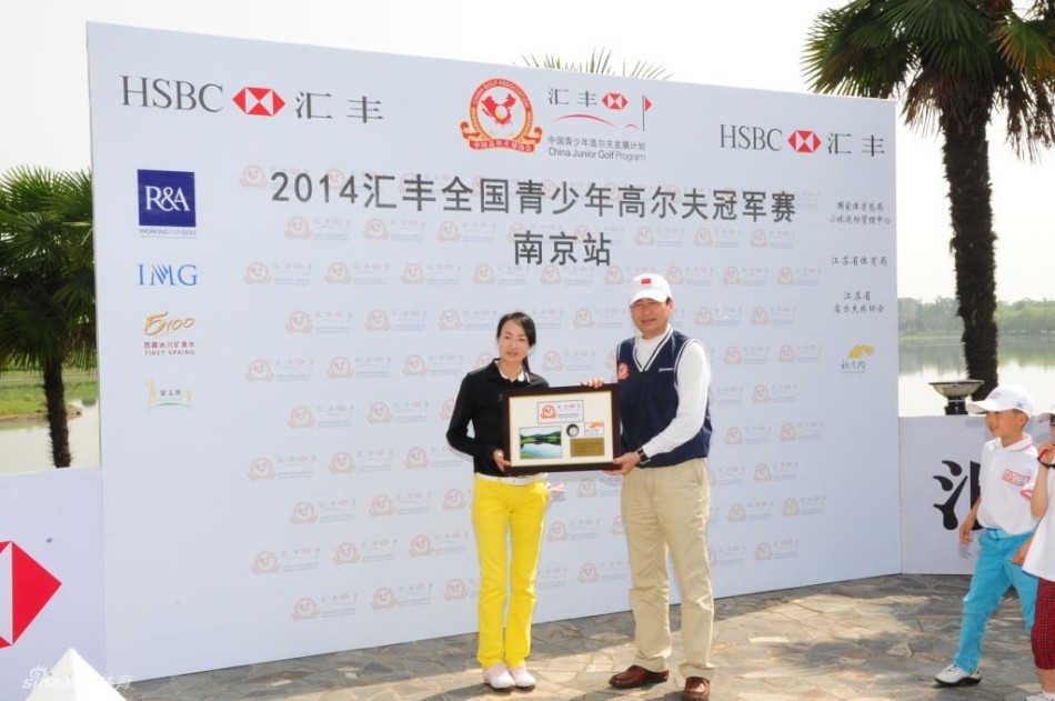 身着典雅汉服的小球员们神色庄重，正专心致志地聆听裁判长讲解高尔夫运动历久弥新的礼仪规范，古风古韵与现代体育精神在此刻交相辉映。