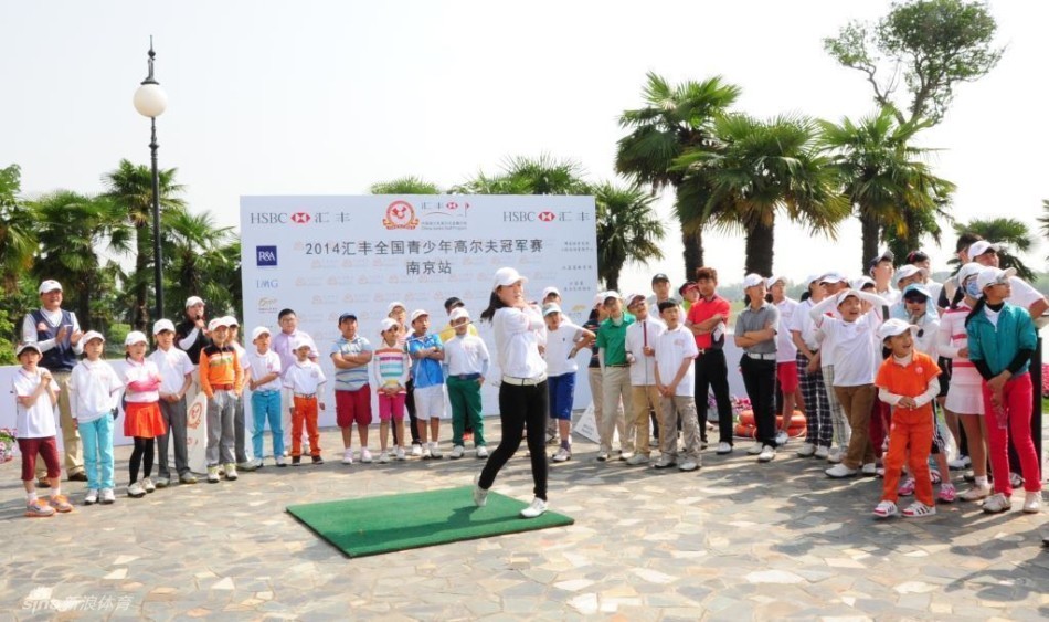 2013年昆明站女子B组冠军卢靖雯沉稳站立，全力挥杆，一颗彩球在空中划出优美的弧线，正式拉开了南京站激烈比赛的华丽序幕。