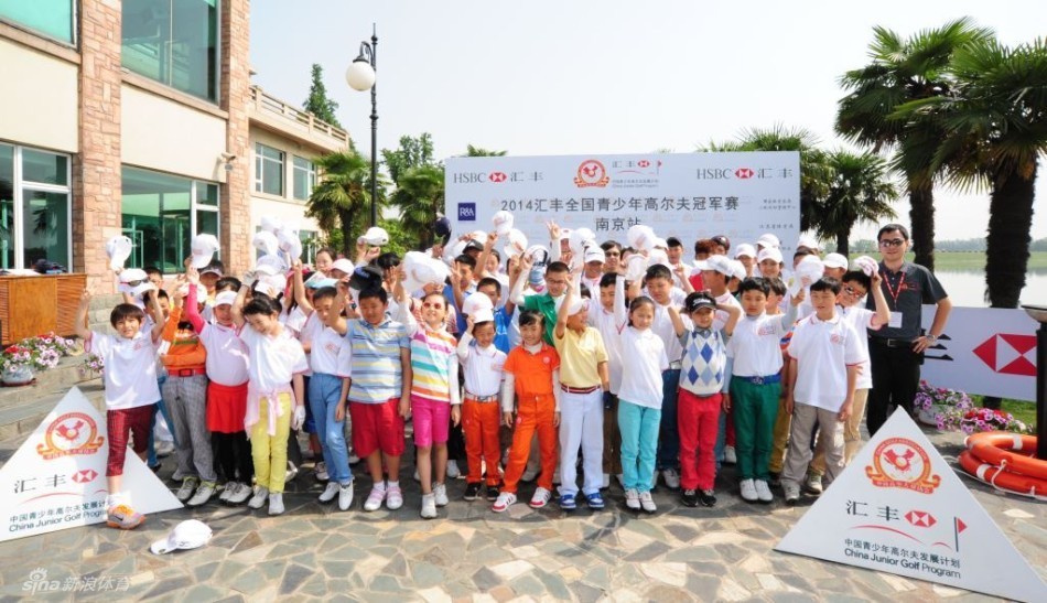 中国高尔夫协会青少年发展计划负责人刘荣耀部长（右）正将一块光亮的纪念牌匾颁赠给球会代表，双方脸上洋溢着笑容，共同见证对青少年高尔夫事业的支持。