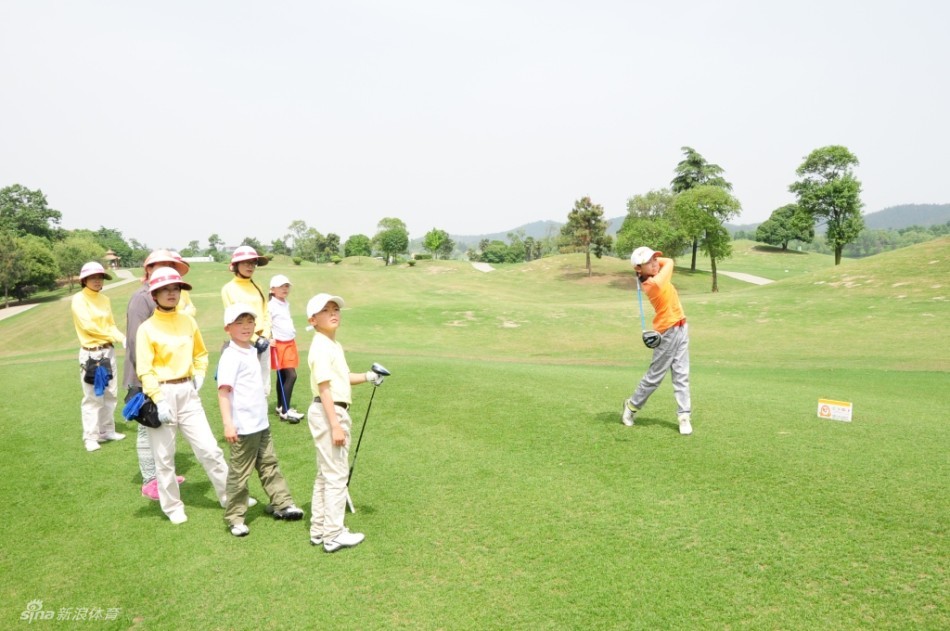 组委会赛前会议现场，工作人员与选手家长围坐桌前，正全神贯注地沟通赛事细节，确保接下来的比赛能够万无一失、顺利进行。