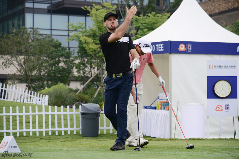 一次关键的推杆后，小球在洞杯边缘摇晃了几下最终偏出，欧阳正脸上瞬间浮现出混杂着遗憾与难以置信的复杂表情。