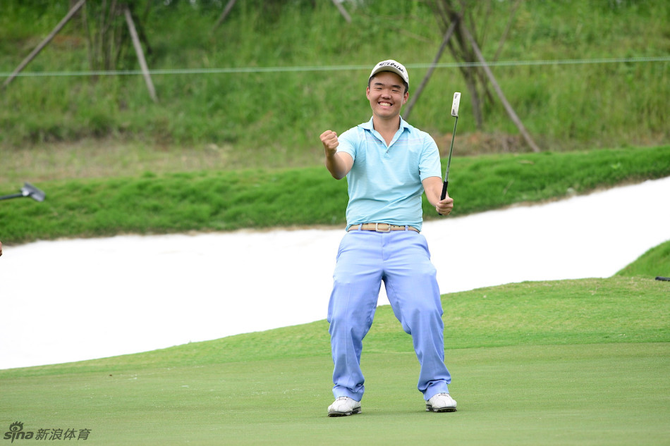 面对一记距离不短、难度颇高的推杆，欧阳正顶住压力稳稳推进，随即展露出如释重负的灿烂笑容。