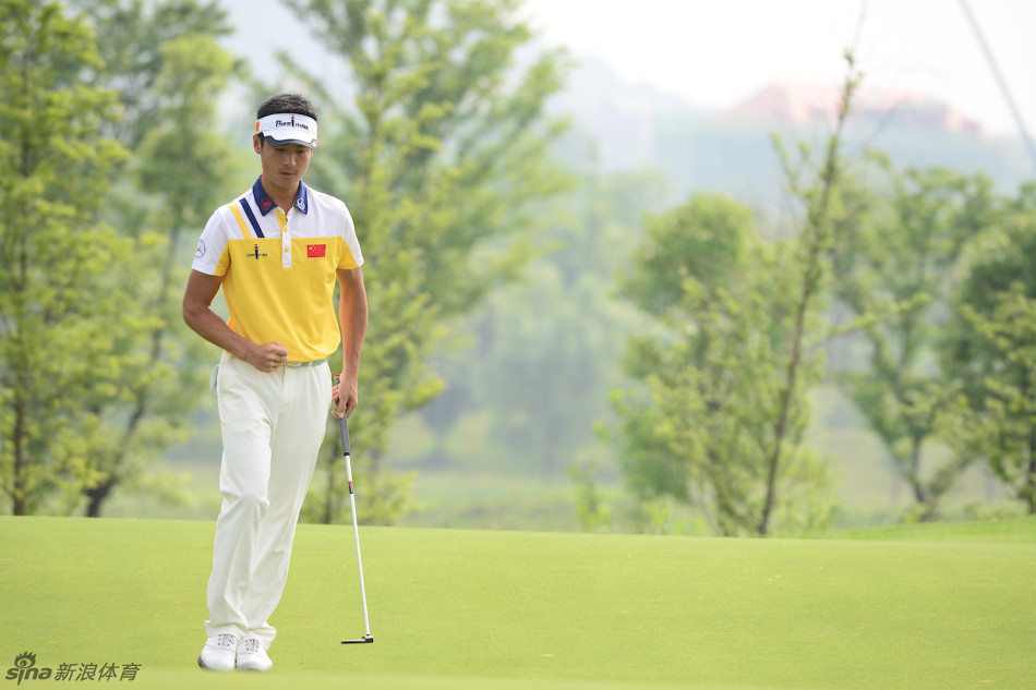 看到小球滚动轨迹后，欧阳正情不自禁紧握右拳，为一次成功的击球释放出内心的激动与鼓励。