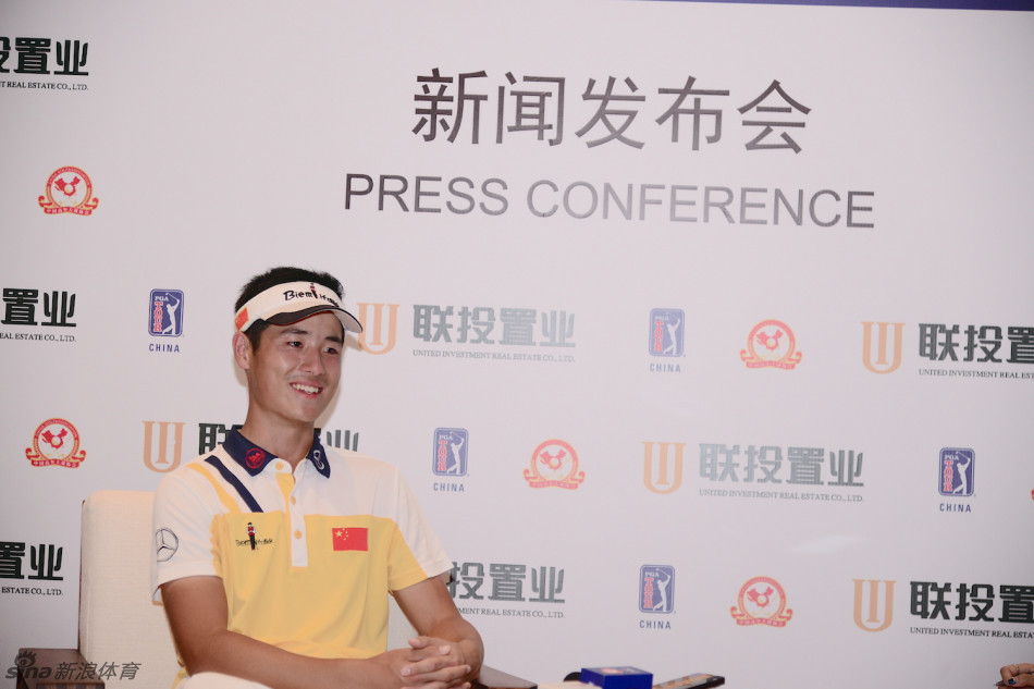 面对媒体镜头，欧阳正露出标志性的开朗笑容，展现出新一代中国高尔夫球手的阳光与自信风貌。