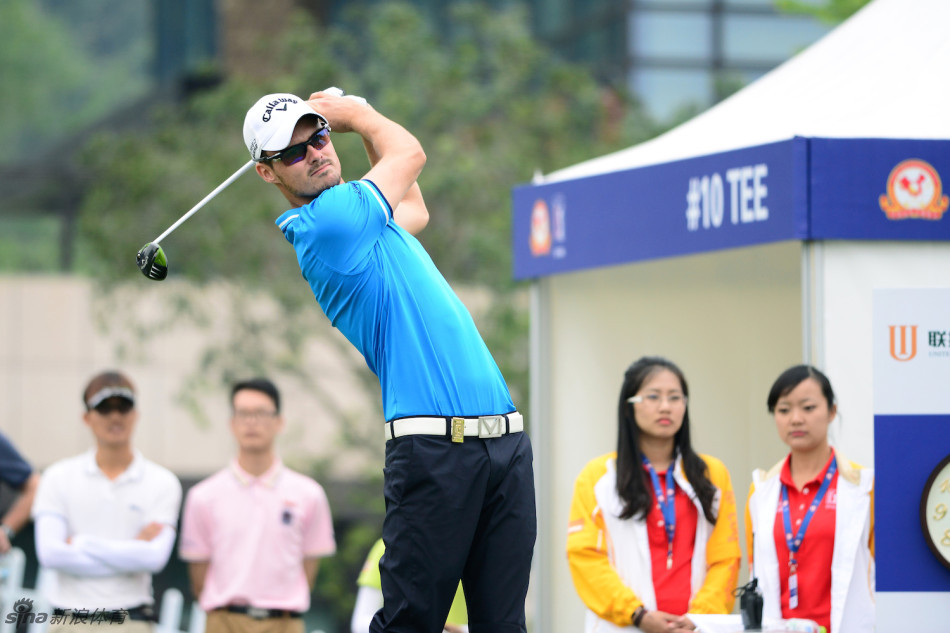 高尔夫球精准地落在第十八洞果岭上，静静地等待着决定冠军归属的最后一推。