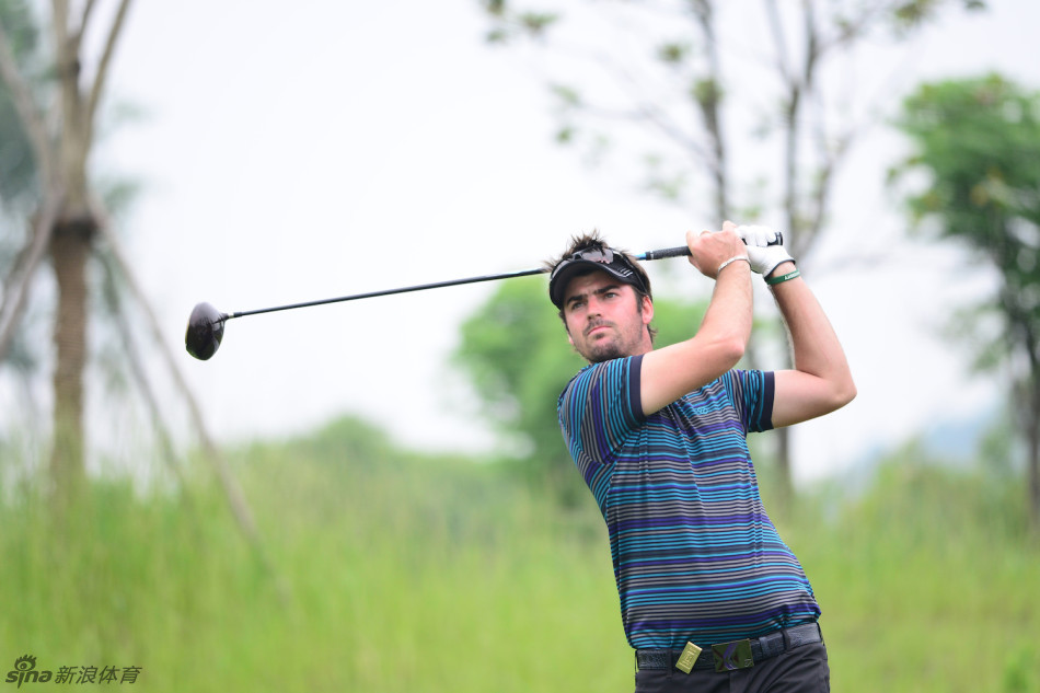 阳光洒在果岭上，球员与球童并肩而立，共同商讨攻克难关的策略。