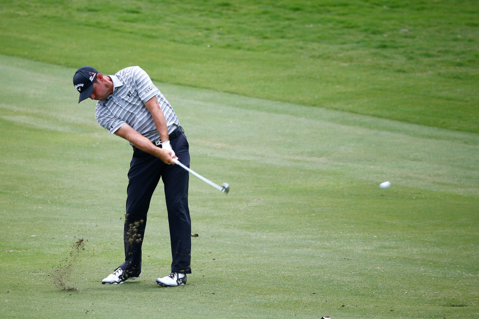 球员完成一次完整的挥杆后，保持优美的收杆姿势，身体重心完全转移至前侧，体现了力量与控制的完美结合。