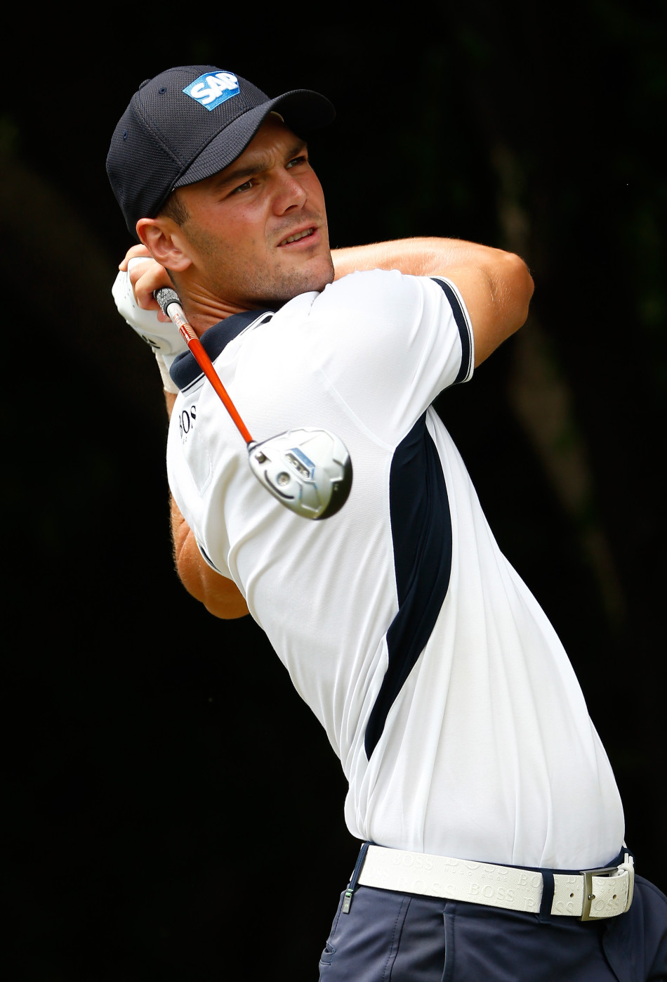 巡回赛现场，众多观众化身为“看客”，聚集在最佳观赛点，共同见证球员挑战高难度击球的紧张时刻。