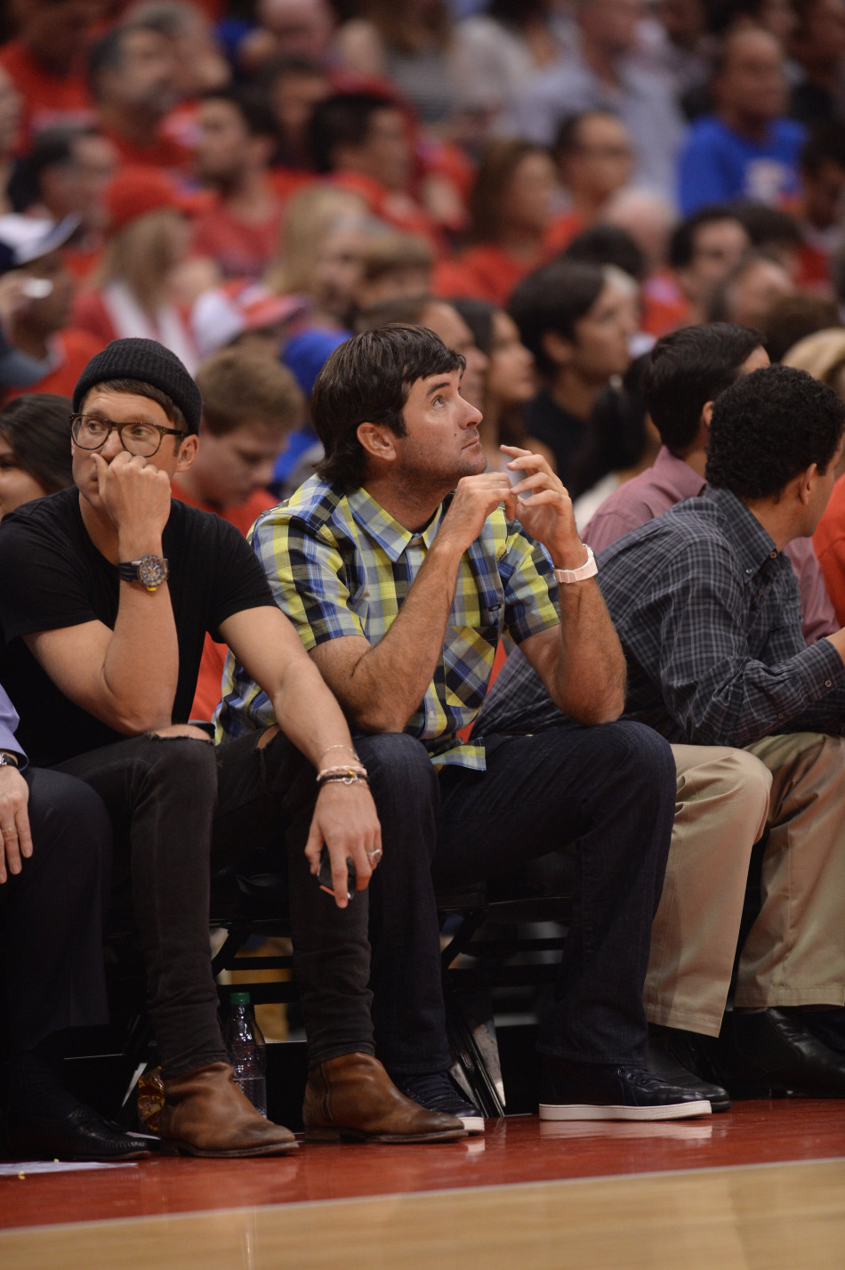 高尔夫巨星巴巴-沃森面带笑容，手持杜兰特战靴的专属鞋袋，正与前NBA球员拜伦-戴维斯在场边轻松交谈。