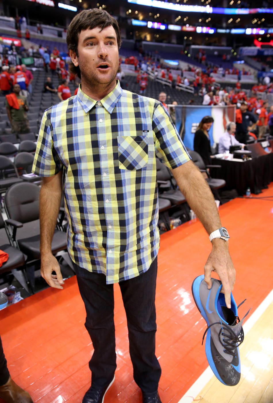 巴巴-沃森在赛场边正式向媒体展示杜兰特的定制战靴，神情专注，仿佛正在进行一场小型产品发布会。