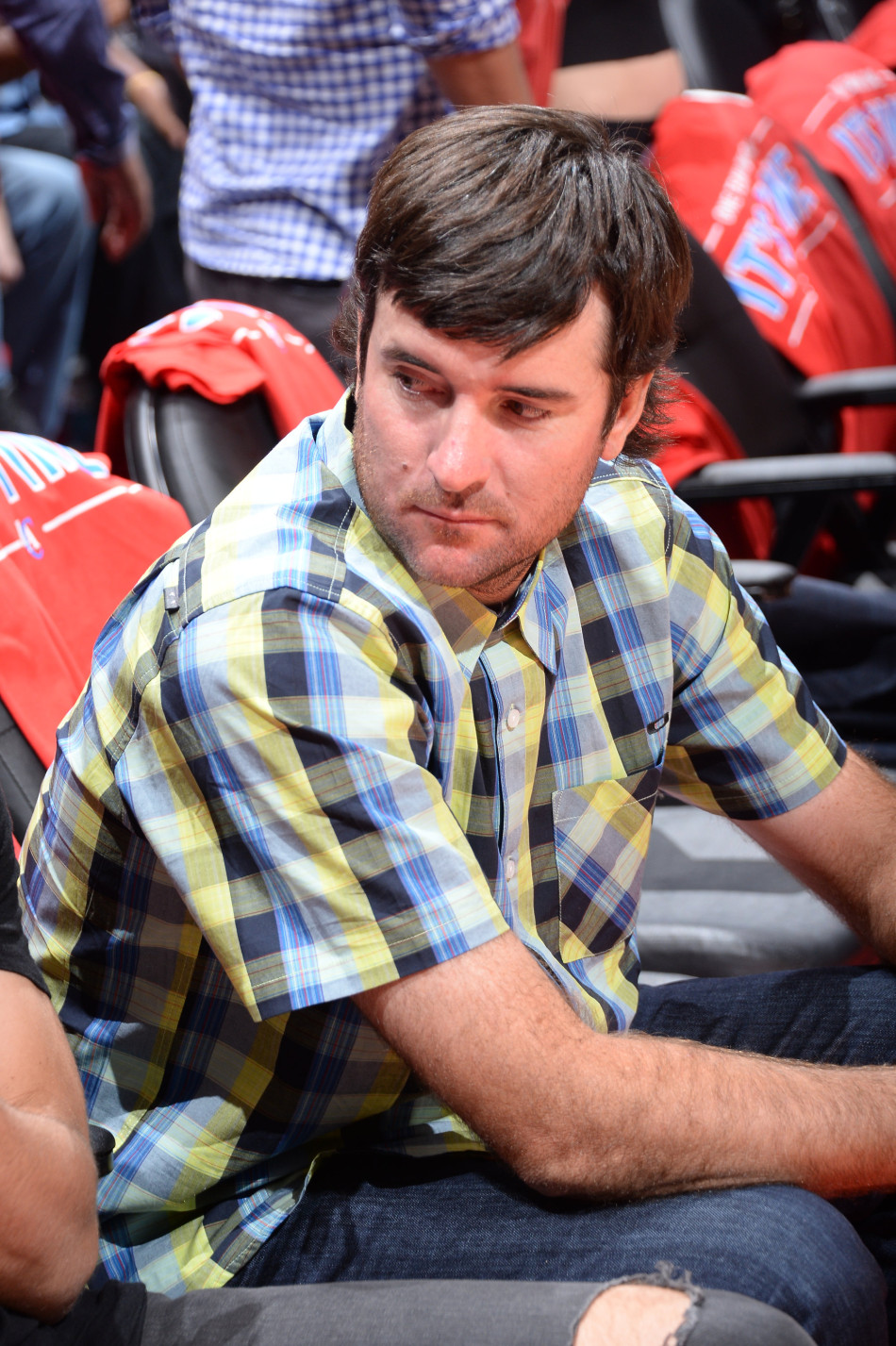 杜兰特手持自己的签名球鞋，与巴巴-沃森并肩而立，两人一同低头检视鞋子的工艺与细节，态度认真而专注。