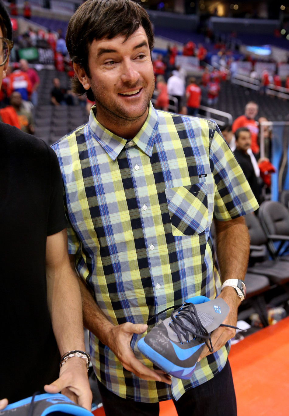 镜头特写杜兰特手持的战靴，流线型的鞋身与科技感十足的结构清晰可见，彰显着顶级篮球鞋的工艺与性能。