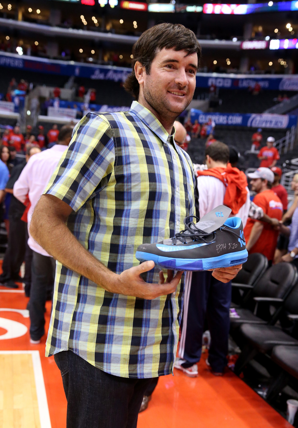 展示完毕，巴巴-沃森小心翼翼地将杜兰特的球鞋重新收回专用袋中，动作轻柔，如同对待珍贵的纪念品。