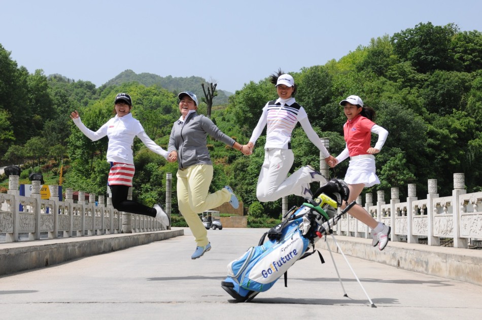 宋依霖推杆成功后，手捂脸颊露出羞涩而开心的笑容，眼神清澈动人