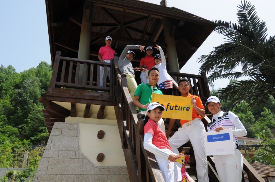 秦岭壹号球场挑战性球道全景，起伏的果岭与远山交融，静静等待球员前来征服