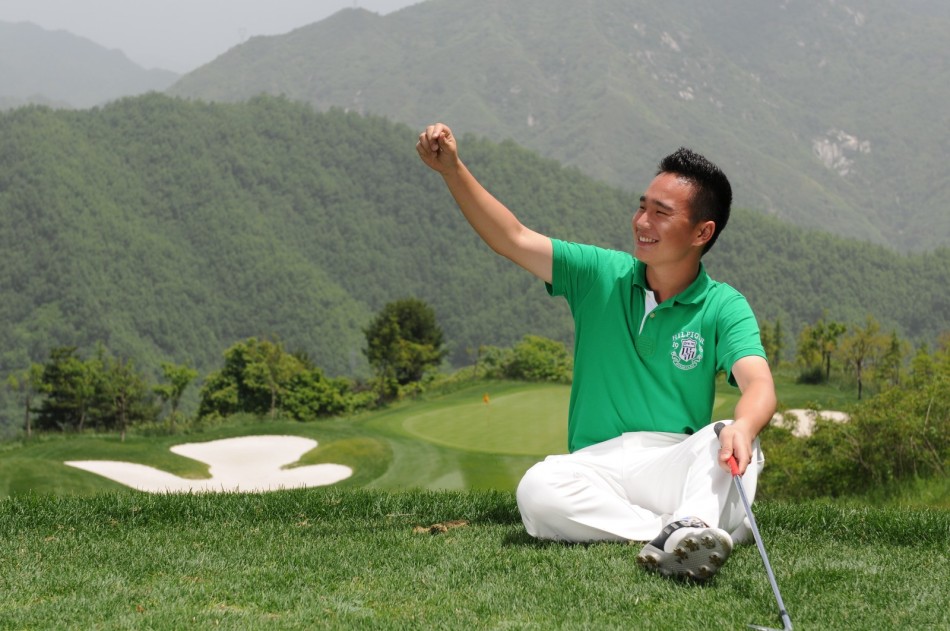 一组男生在练习果岭上整齐划一地模仿女生收杆姿势，动作诙谐充满喜感