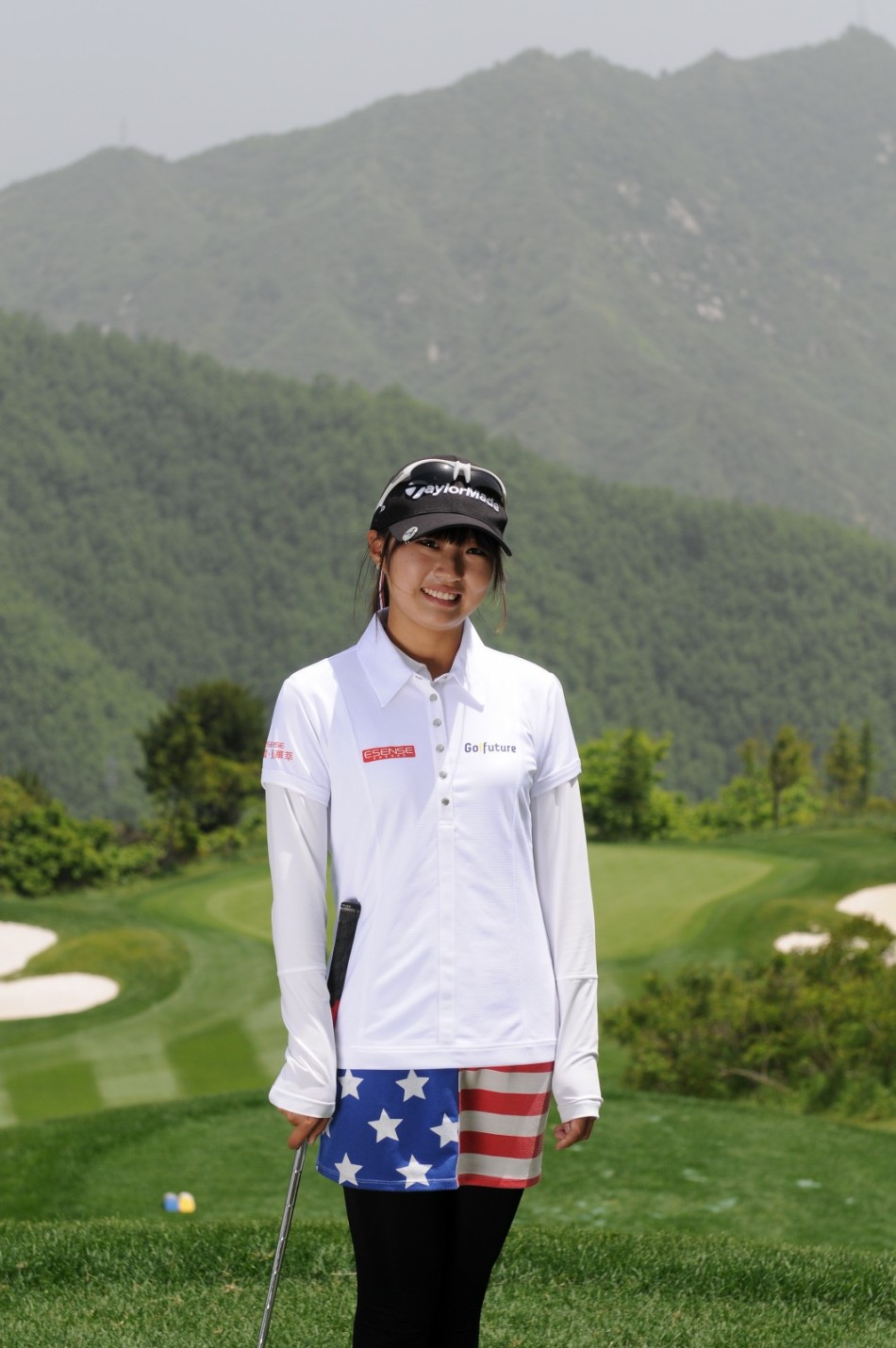 男生收杆秀瞬间，身体完全舒展，球杆高举指向蓝天，姿态充满阳刚力量