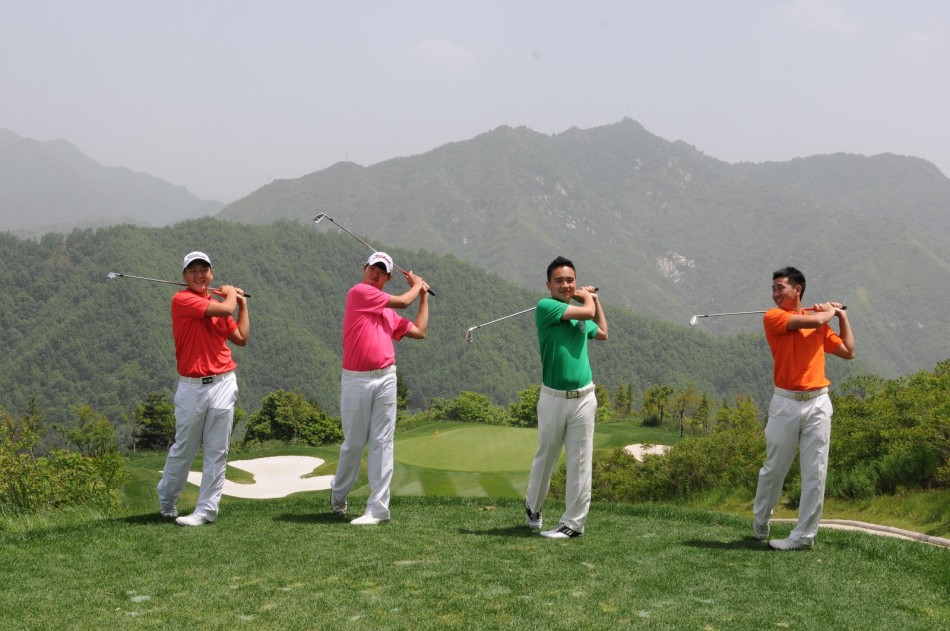 女生收杆秀定格，动作流畅如舞蹈，身形优雅平衡，尽显柔美与技巧的结合