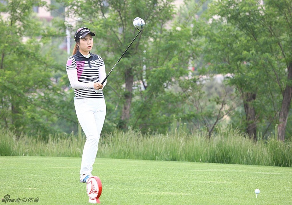 韩国球手张素荣在南山球场专注挥杆，身姿矫健充满力量，为冲击大满贯资格奋力一击。