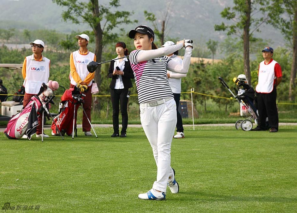 中国选手石昱婷在加洞赛关键时刻凝神准备，眼神坚毅而沉着，手握中国高尔夫的新希望。