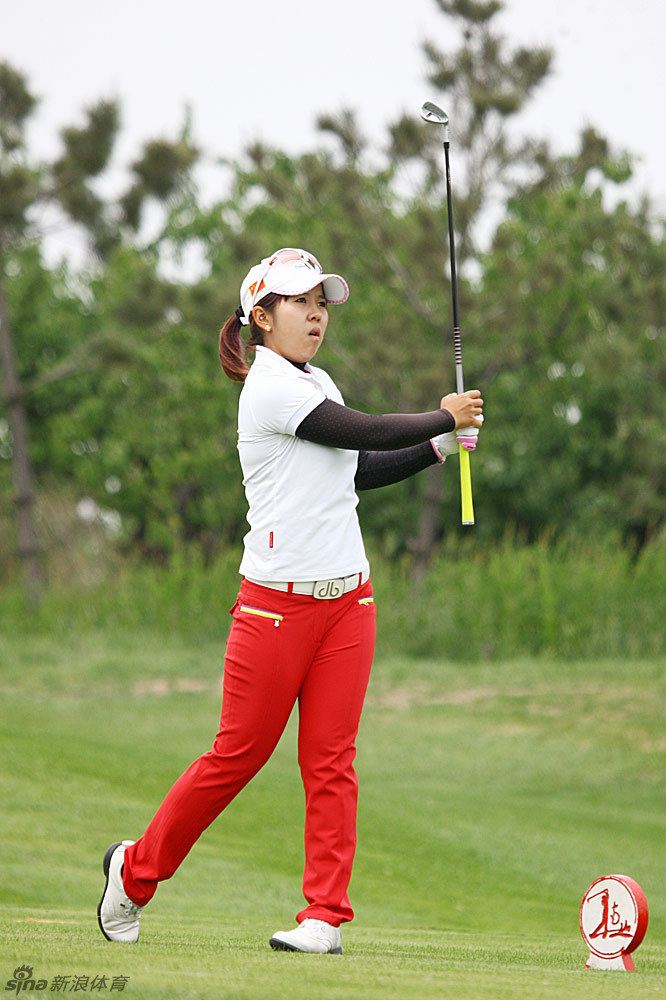 比赛结束后，球员与工作人员在夕阳下的南山球场合影留念，金色的阳光为这场追逐梦想的比赛画下温暖句点。