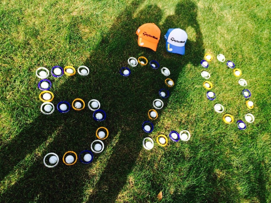 爱心形状的高尔夫球陈列在绒布上，旁边摆放着代表幸运与友谊的彩色编织手环，构图充满温情。