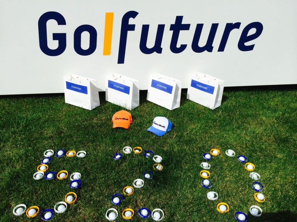 中国新生代女子高尔夫球员何心怡在练习果岭边，手持推杆露出自信而坚定的眼神。