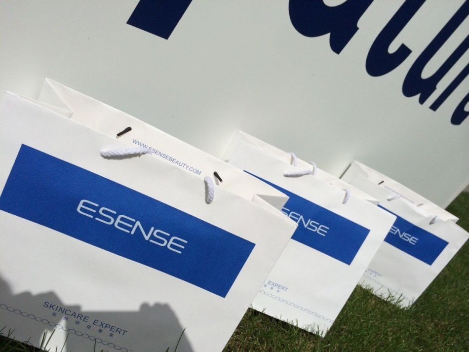 另一位潜力新星金佳瑞在球场沙坑中完成击球后，向镜头展示阳光般的笑容。