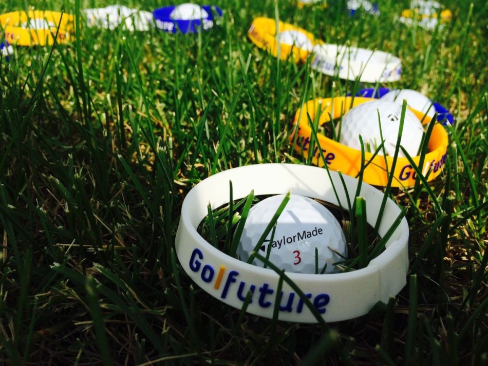 几位赛事组织者或赞助商代表在活动现场并肩站立，共同举起香槟杯庆祝活动圆满成功，背景是赛事主题背景板。